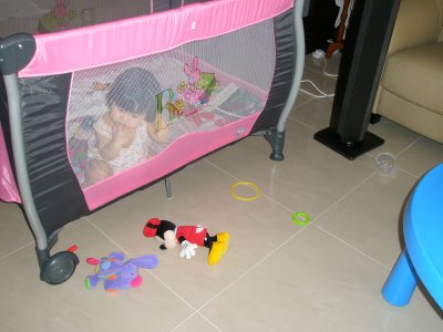 bebe tirando juguetes