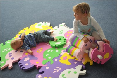 Niños jugando en alfombra Tessell