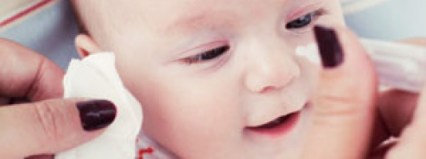 Quitar legañas al bebé