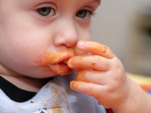 Peque poniéndose morao